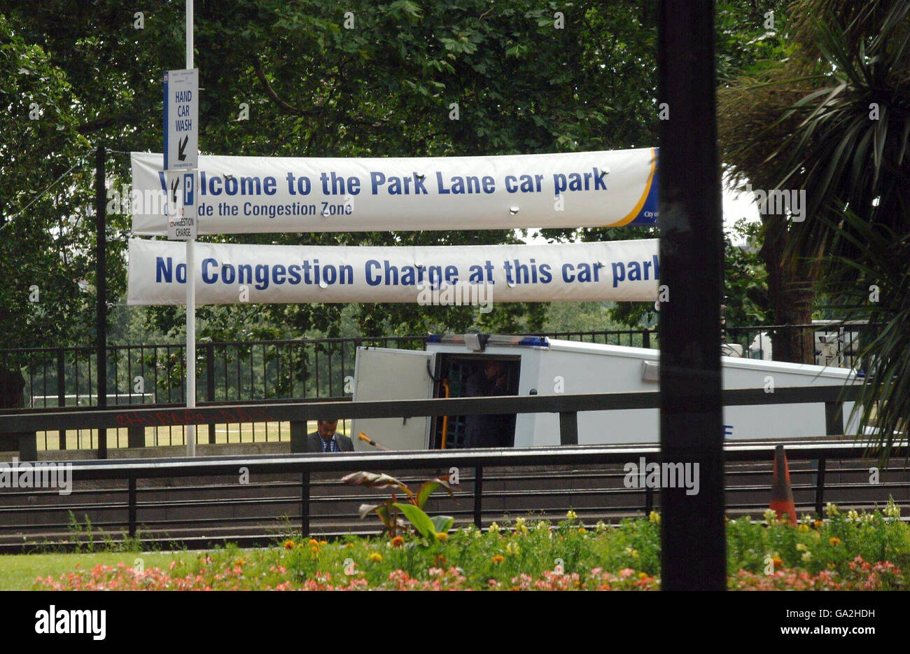 Die Szene in der Park Lane im Zentrum von London, da die Straße heute Nachmittag für den Verkehr gesperrt wurde, nachdem ein verdächtiges Fahrzeug gemeldet wurde. Stockfoto