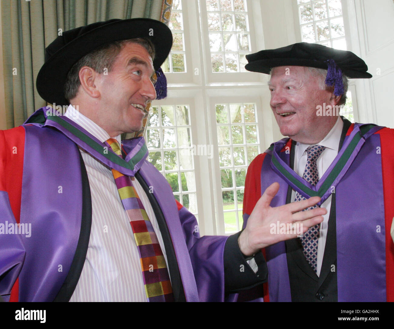 Der Philanthrope Bill Walsh (rechts) und Niall FitzGerald, die heute die Ehrendoktorwürde an der National University of Ireland erhielten. Stockfoto
