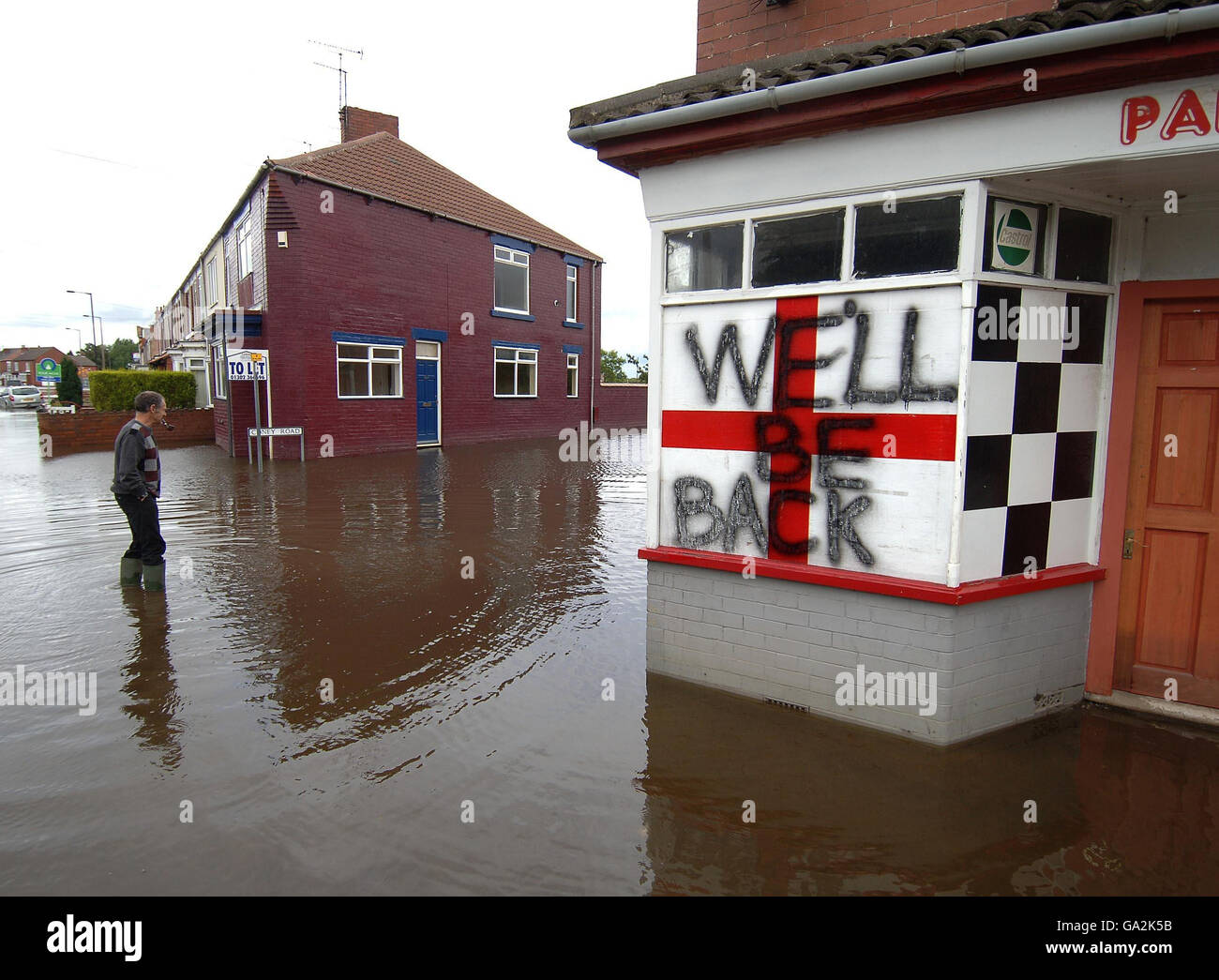 Großbritannien wird von Überschwemmungen heimgesucht. Eine trotzige Botschaft auf einem Laden in toll Bar in der Nähe von Doncaster heute, als die Flutwasser langsam zurückgeht. Stockfoto