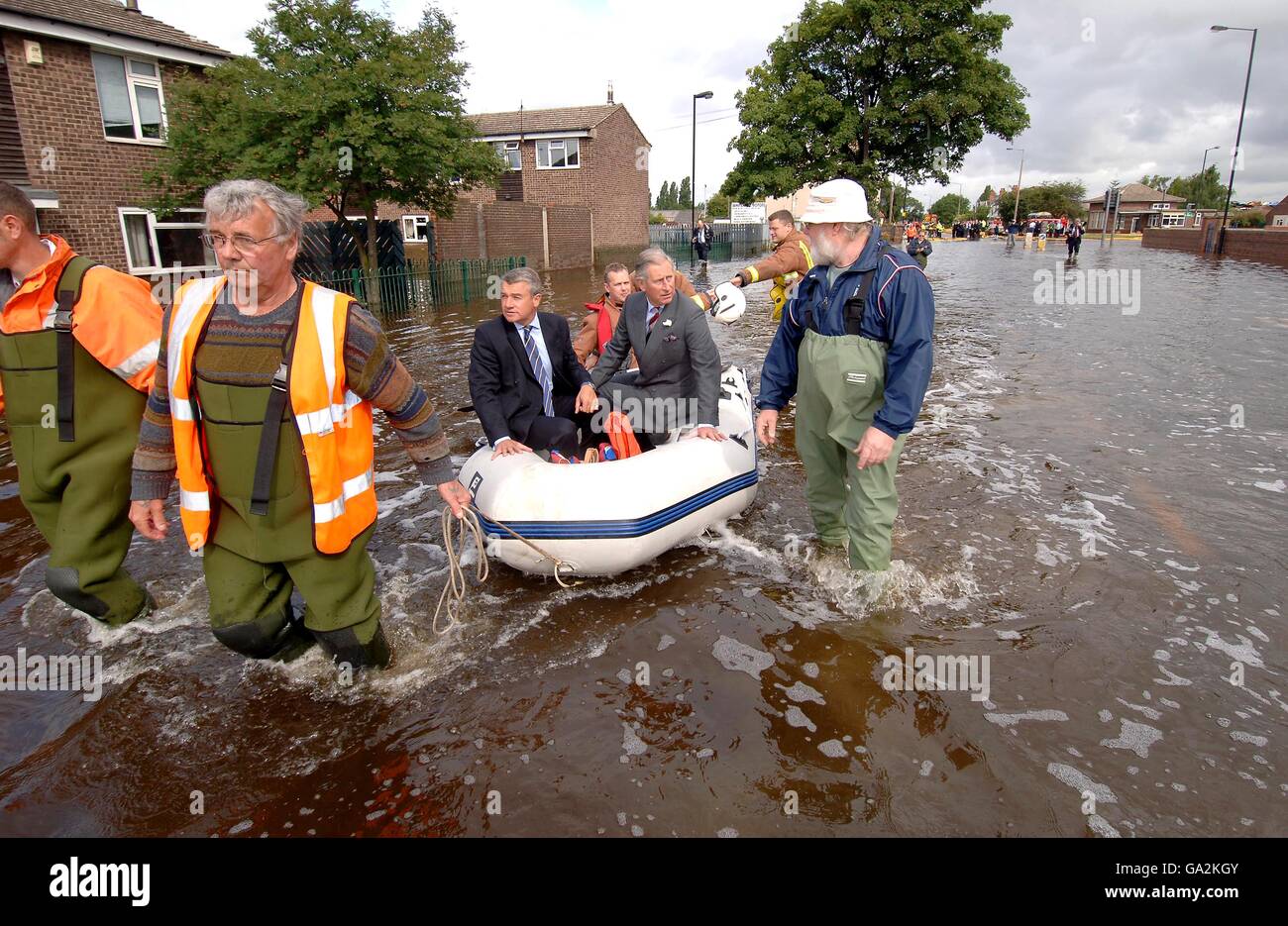 Der Prinz von Wales wird heute bei toll Bar bei Doncaster die Fluten gezeigt, wo er mit dem Schlauchboot um die am schlimmsten betroffenen Teile des überfluteten Dorfes gebracht wurde. Stockfoto