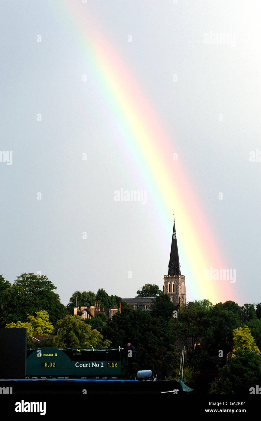 Tennis - Wimbledon Championships 2007 - Tag 8 - All England Club. Ein Blick auf einen Regenbogen über dem Hof 2. Stockfoto