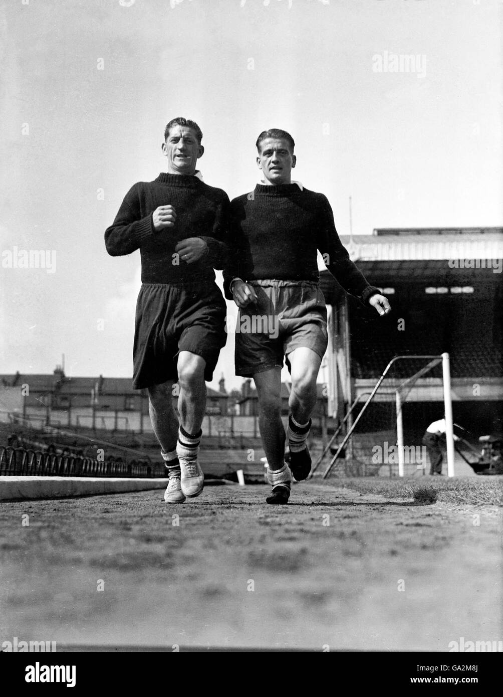 (L-R) Arsenals Ronnie Rooke und Doug Lishman joggen um die Perimeter Track während des Trainings Stockfoto