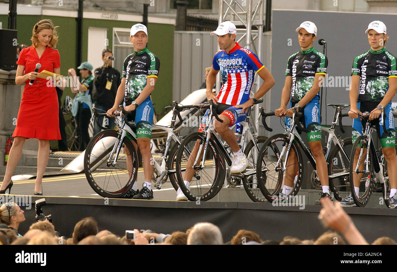 Die Fernsehjournalistin Katie Derham stellt eines der Teams bei der Eröffnungsfeier der Tour de France auf dem Londoner Trafalgar Square vor. Stockfoto