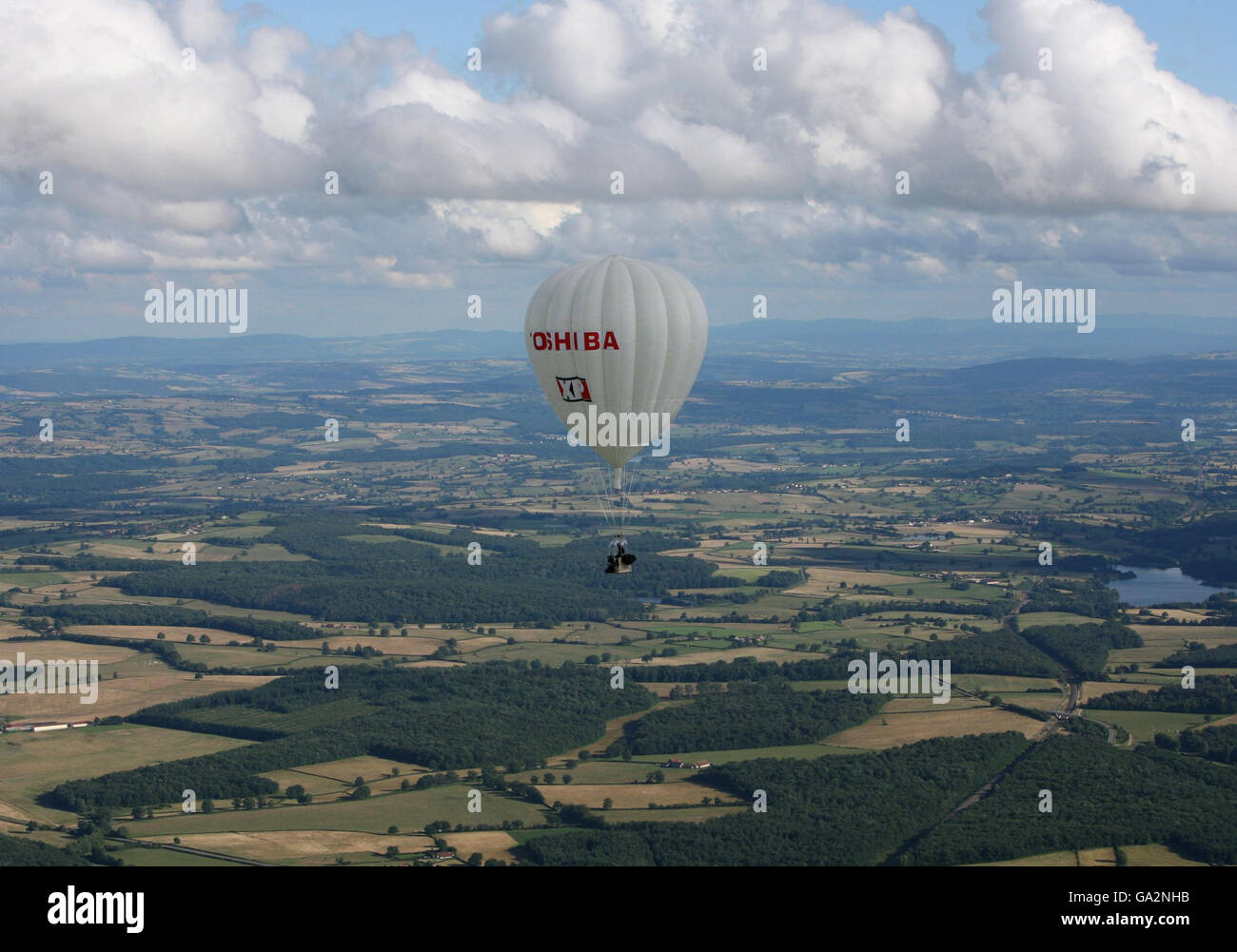 David Hempleman-Adams fliegt in seinem mit Helium gefüllten Gasballon durch das Burgund in Frankreich, nachdem er den Weltrekord beim Fliegen des kleinsten mit Helium gefüllten Gasballons der Welt über den Atlantik gebrochen hat. Stockfoto