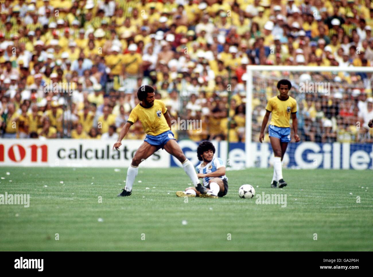 Argentiniens Diego Maradona (r) wird von Brasiliens Junior angegangen (l) Stockfoto