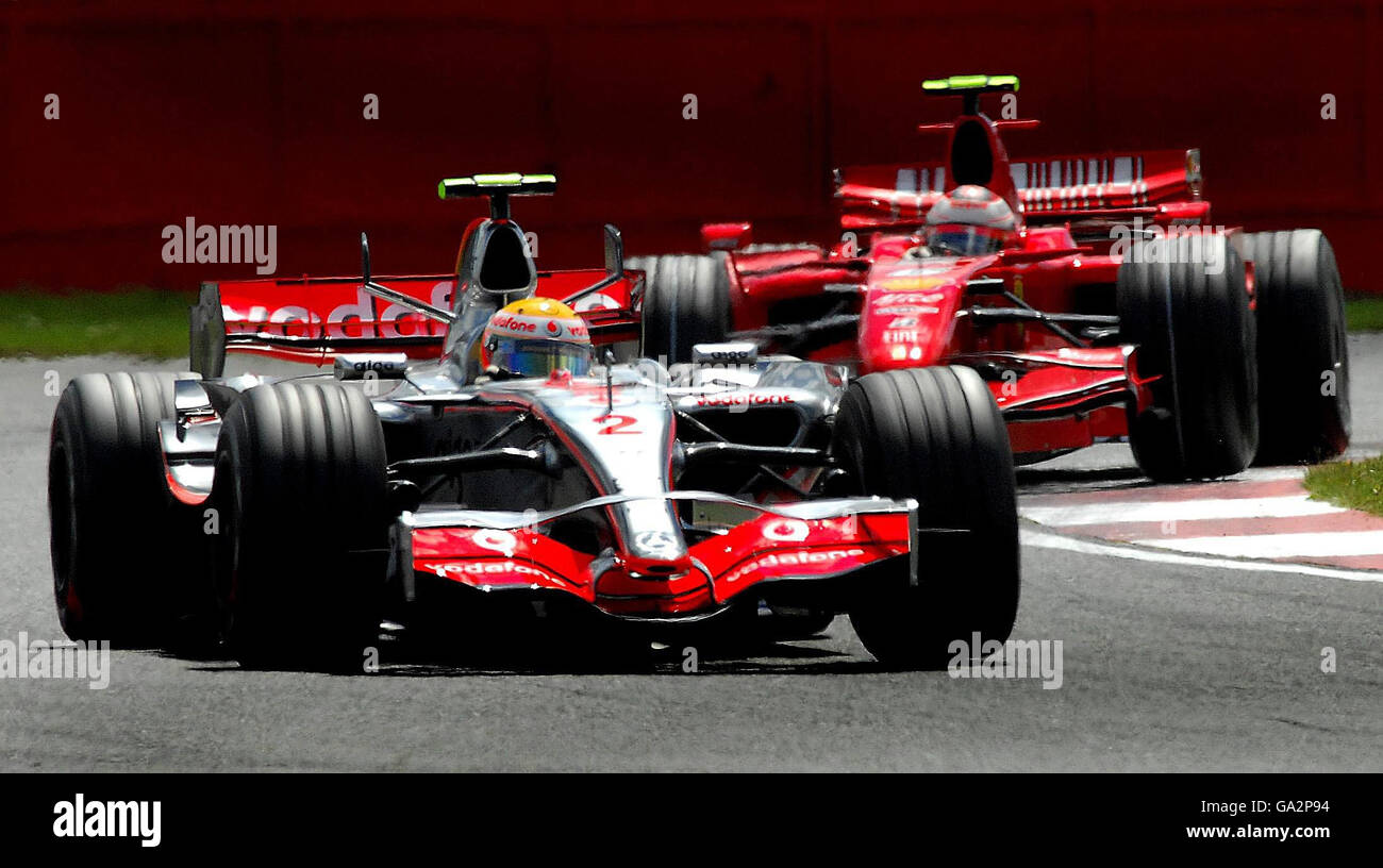 Der britische Lewis Hamilton-Dritte führt den Rennsieger Kimi Räikkönen kurz während des Grand Prix von Großbritannien in Silverstone, Northamptonshire. Stockfoto