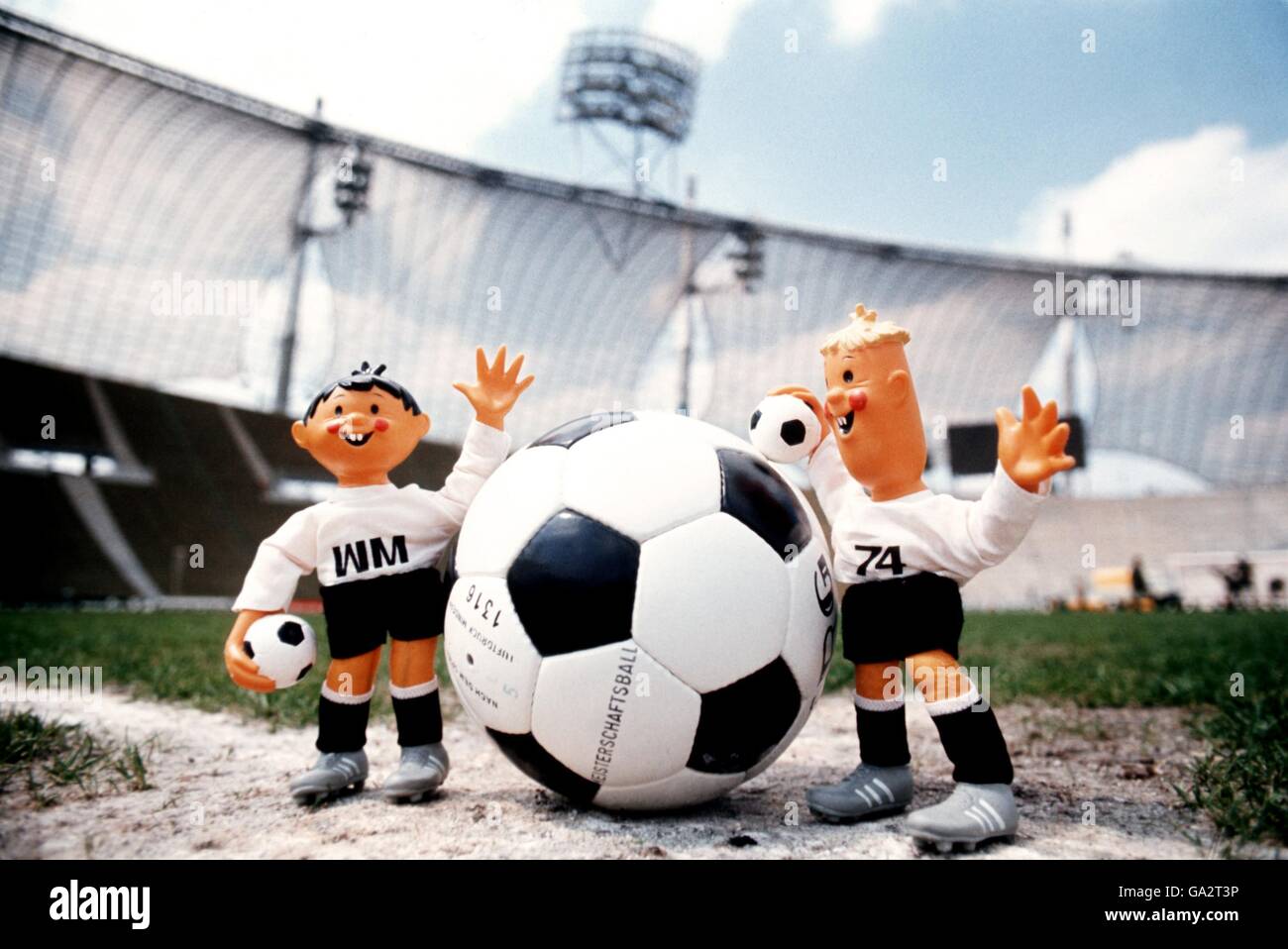 Die offiziellen Maskottchen für die WM 1974, Tip and Tap, bereiten sich auf den Start im Münchner Olympiastadion vor, dem Austragungsort des WM-Finales 1974 Stockfoto
