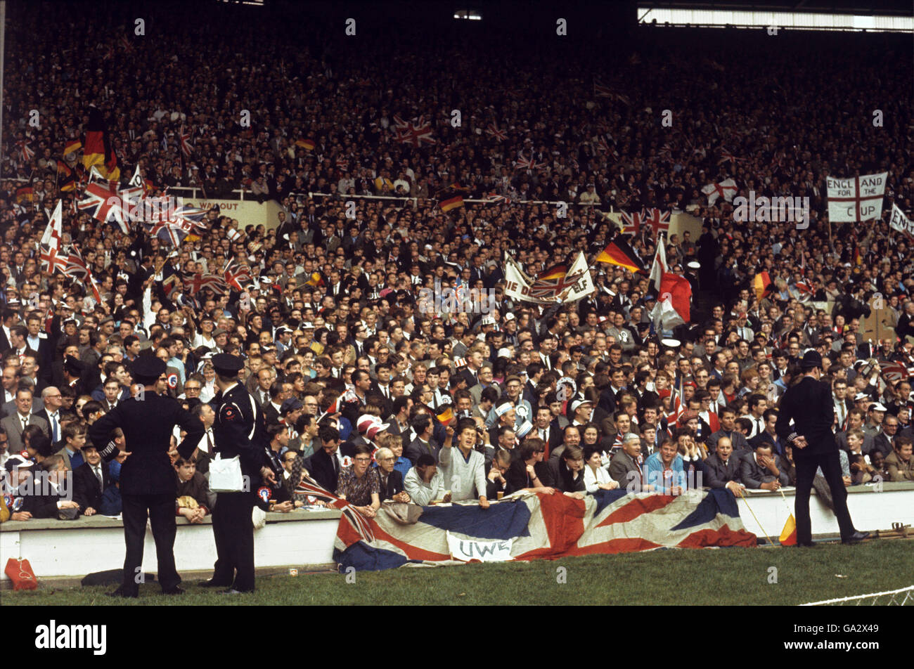 England gegen Westdeutschland - Weltcup-Finale 1966 - Wembley-Stadion. Crowd-Szenen in wembley Stockfoto
