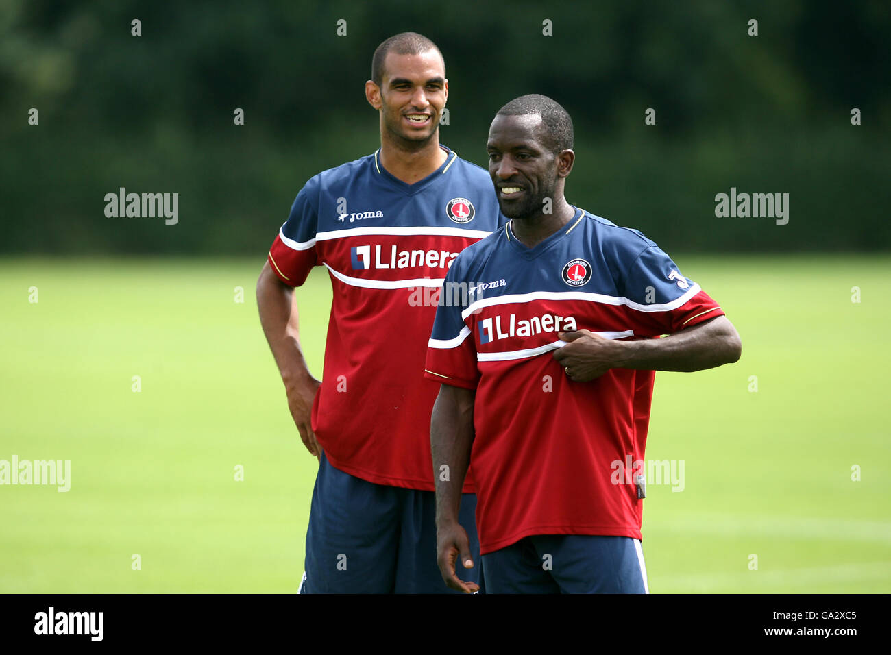 Jonathan Fortune (l) von Charlton Athletic und Chris Powell Stockfoto