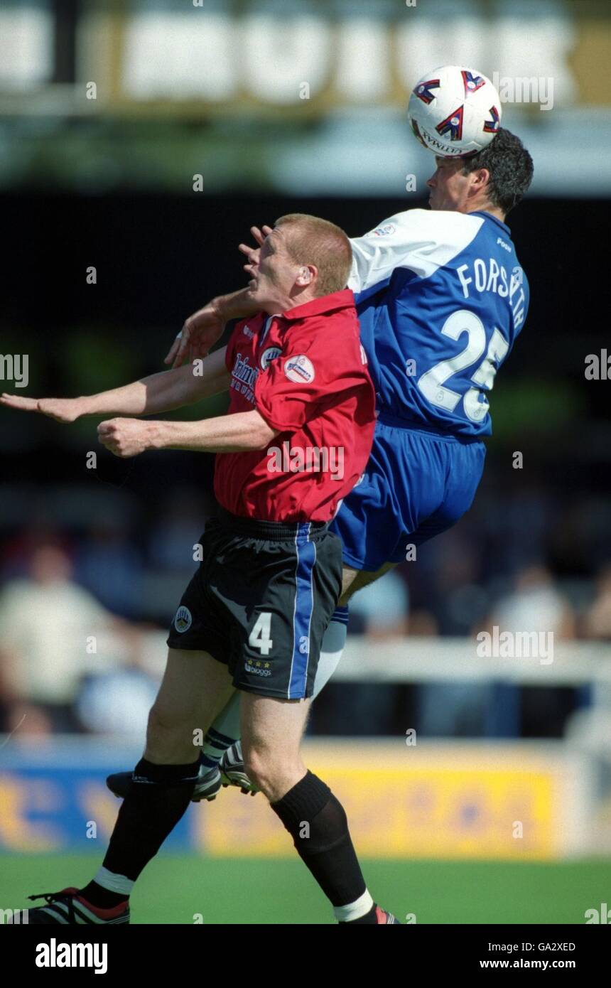 Fußball - Nationwide League Division Two - Peterborough United / Huddersfield Town. Richard Forsyth von Peterborough United (r) gewinnt einen Titel über Craig Armstrong von Huddersfield Town (l) Stockfoto