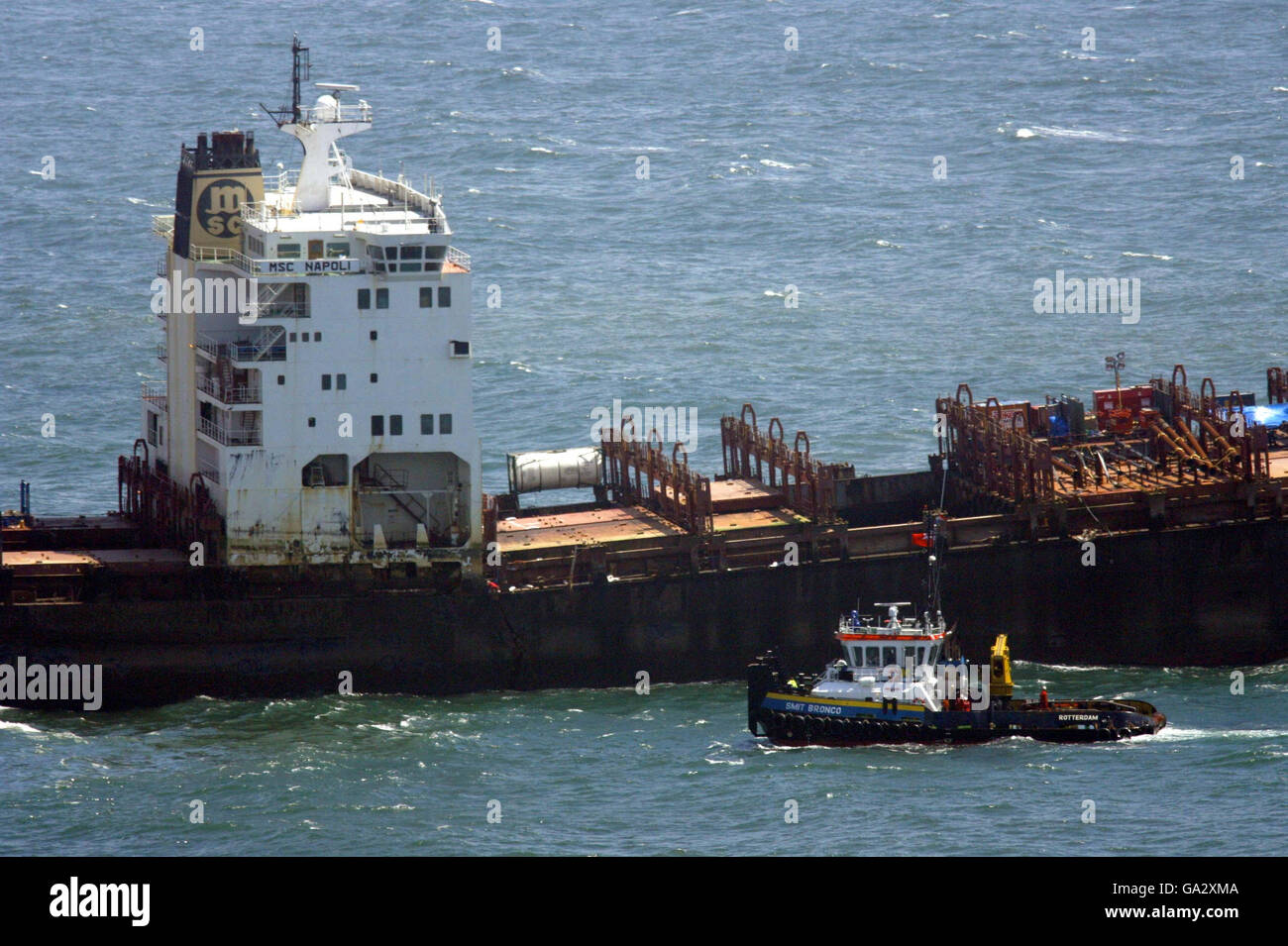 Vor der Süddevon-Küste bei Sidmouth, bevor Sprengstoff die Deckplatten auseinander sprengte, wurde das geplagte Containerschiff MSC Napoli geschlagen. Stockfoto