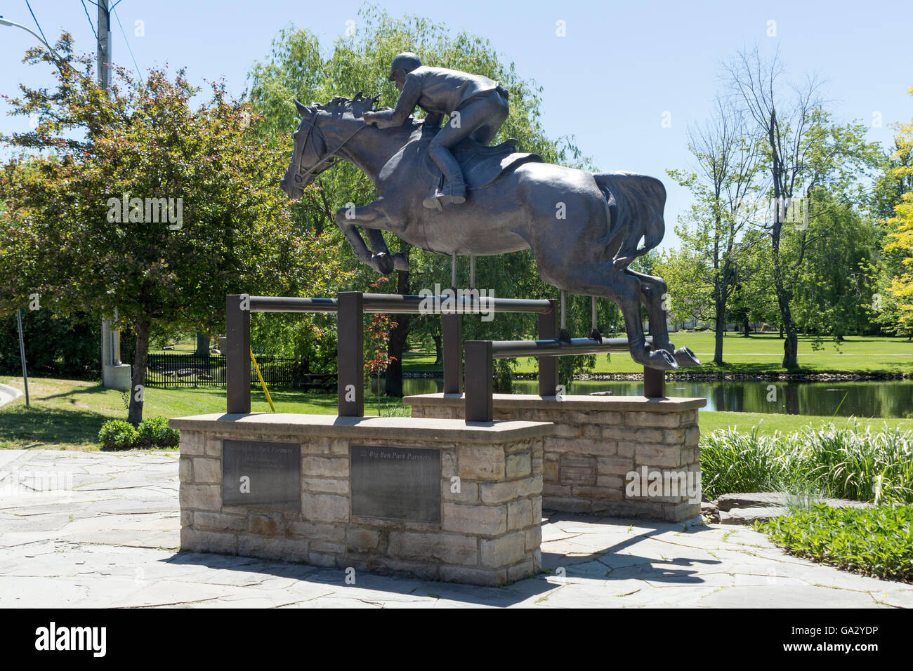Bronzestatue von Ian Millar und Big Ben Stewart Park in Perth, Ontario, Kanada Stockfoto