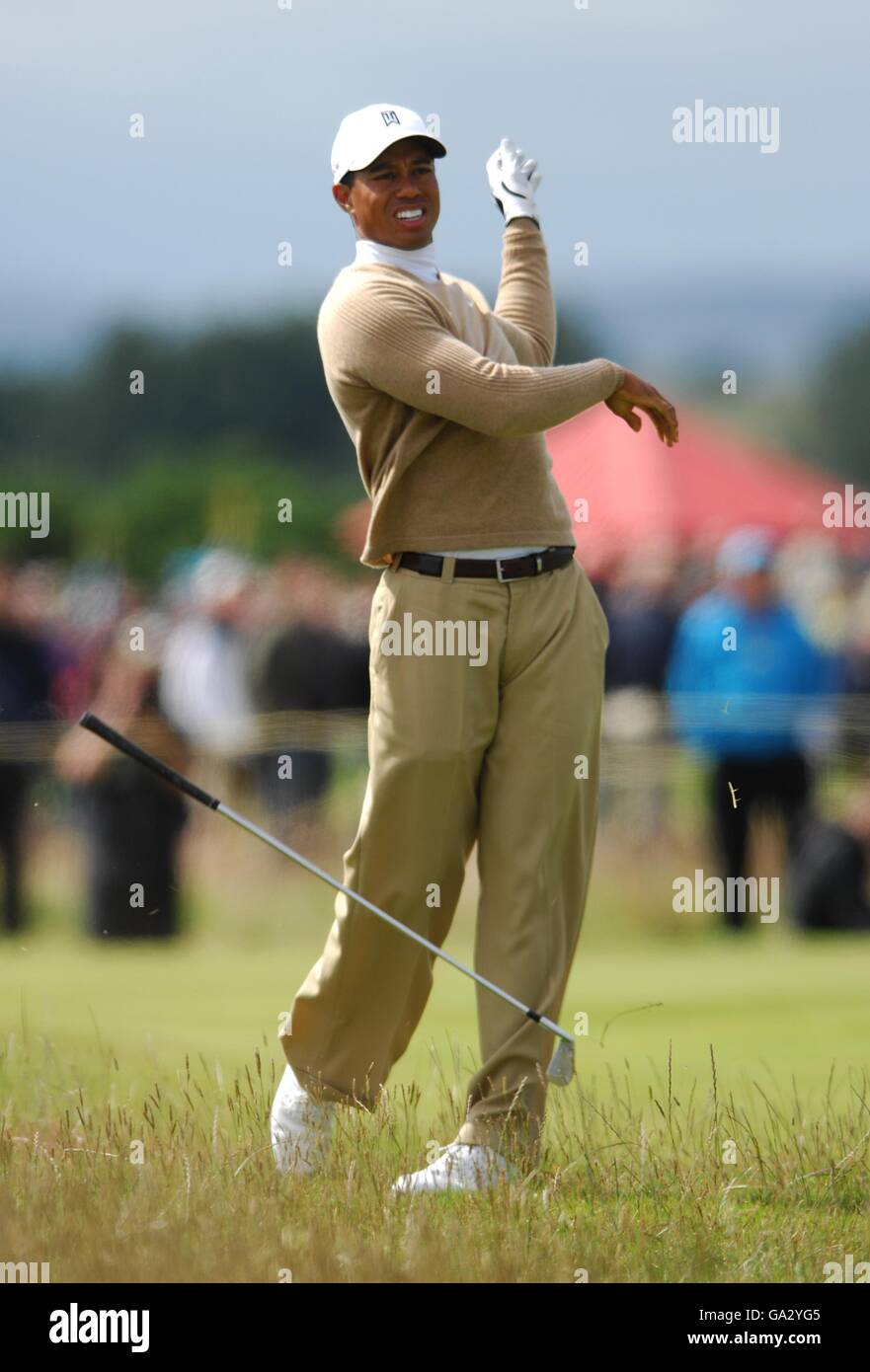 Golf - die 136. Open Championship 2007 - Tag zwei - Carnoustie. Tiger Woods verliert während der Open Championship bei den Carnoustie Golf Links in Ostschottland den Griff auf sein Eisen. Stockfoto