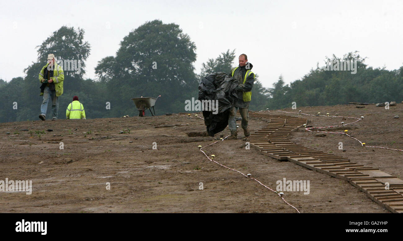 Archäologen bei der Arbeit am Nationaldenkmal in Lismullen in der Grafschaft Meath, das den Bau der Autobahn N3 gestoppt hat. Stockfoto