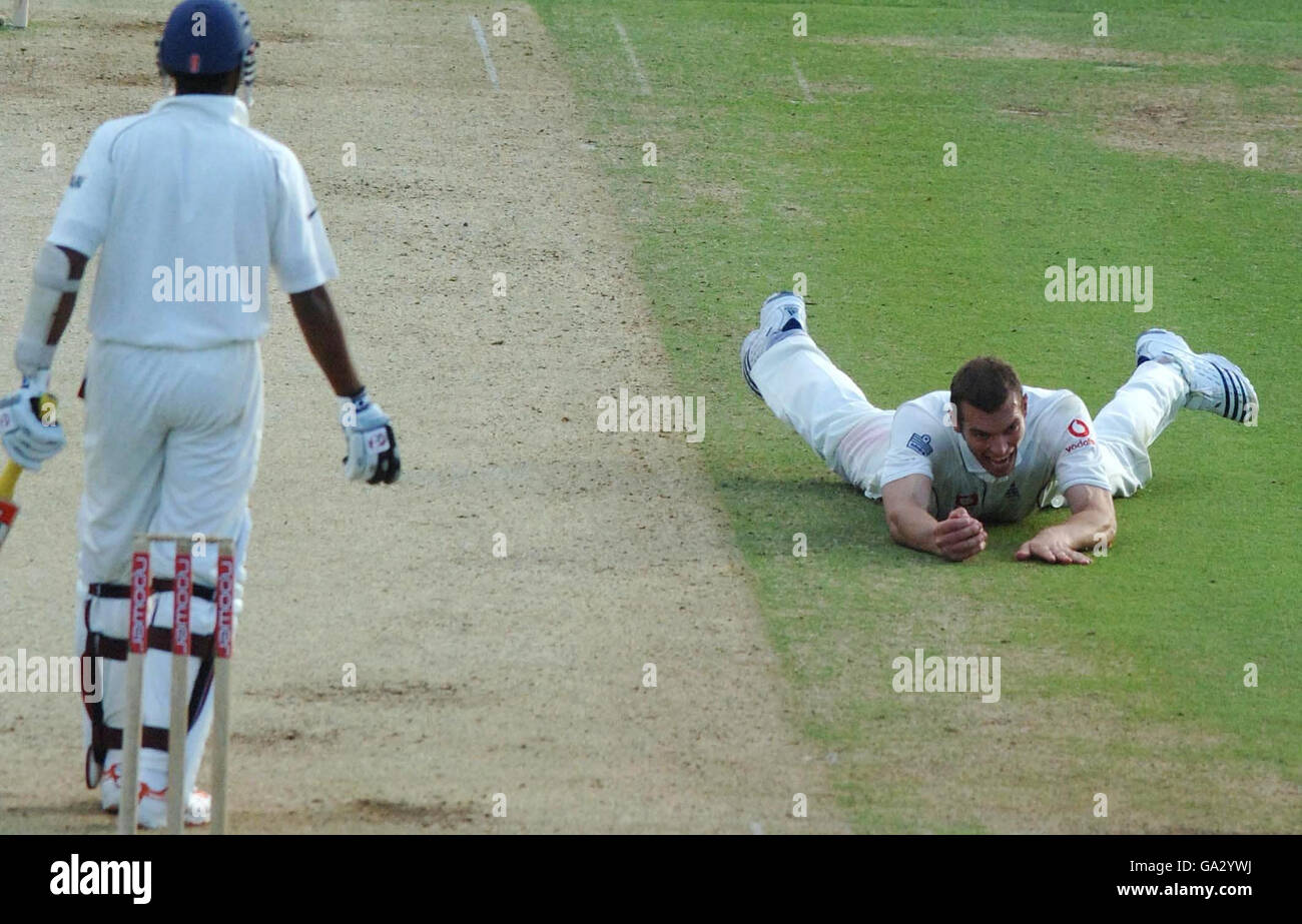 Cricket - npower First Test - England gegen Indien - Tag zwei - Lord's. Der Engländer Chris Tremlett fängt am zweiten Tag des ersten npower-Tests am Lord's Cricket Ground in London den indischen Wasim Jaffer. Stockfoto