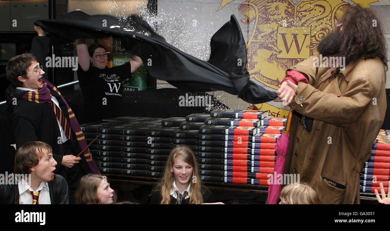 Kopien von Harry Potter und die Heiligtümer des Todes werden im Waterstones-Buchladen auf Piccadilly, London, enthüllt, als sie um Mitternacht öffneten, um Kopien des endgültigen Harry Potter-Buches zu verkaufen. Stockfoto