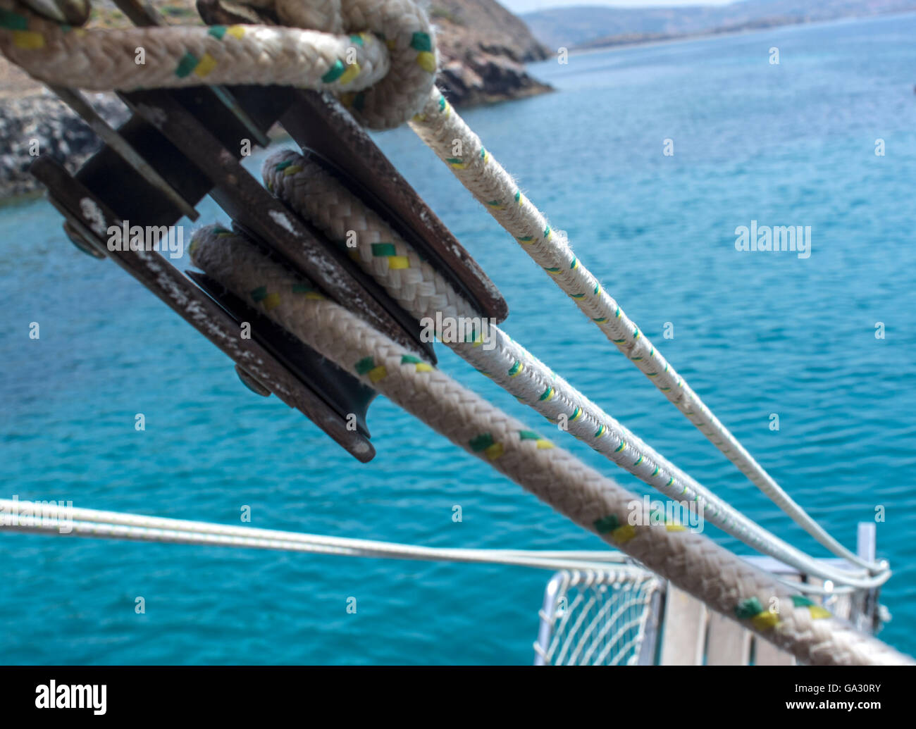 ziehen Sie die Seilrolle auf dem Boot Stockfoto