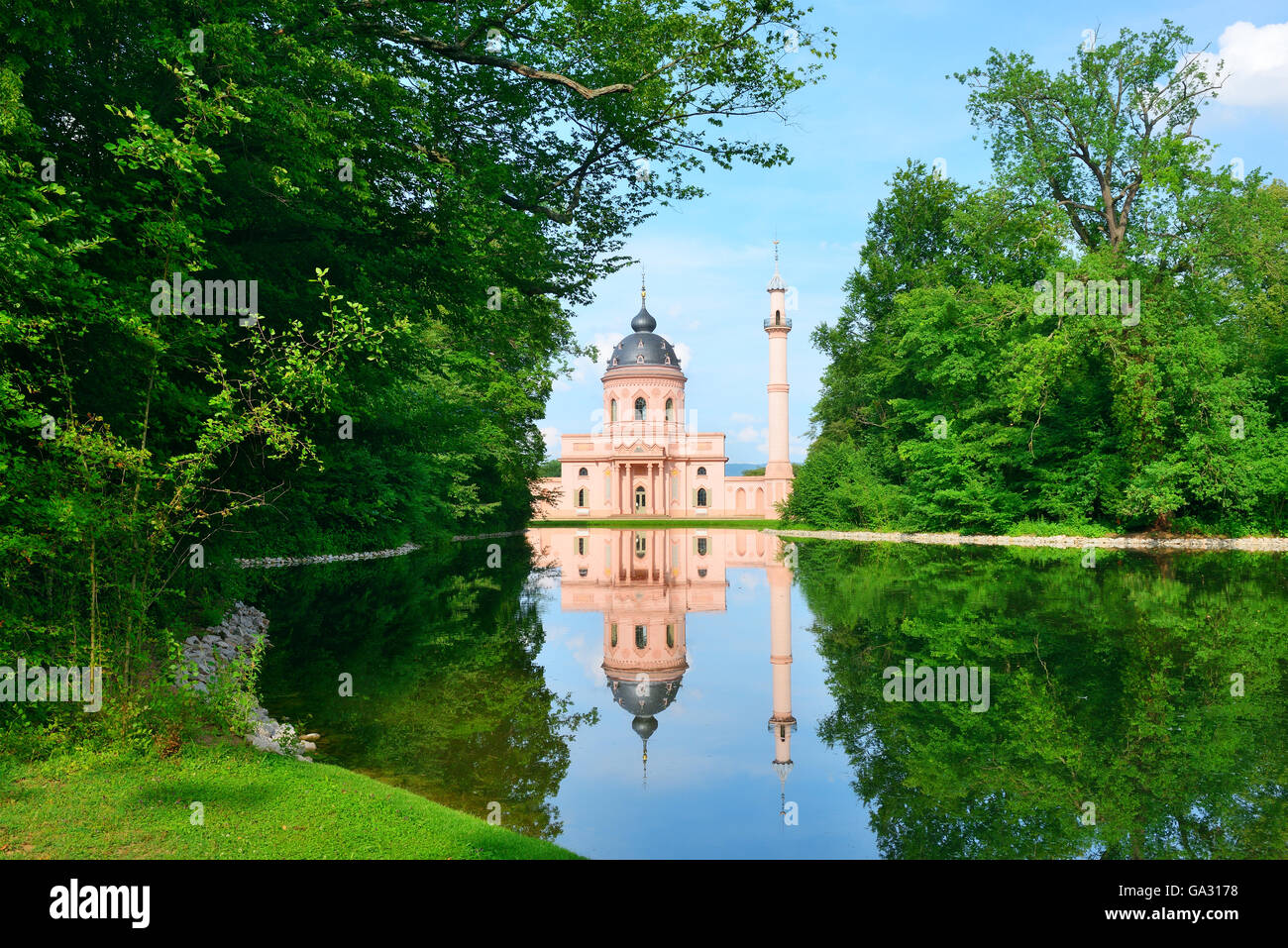 Majestätische Moschee am See in Deutschland. Stockfoto