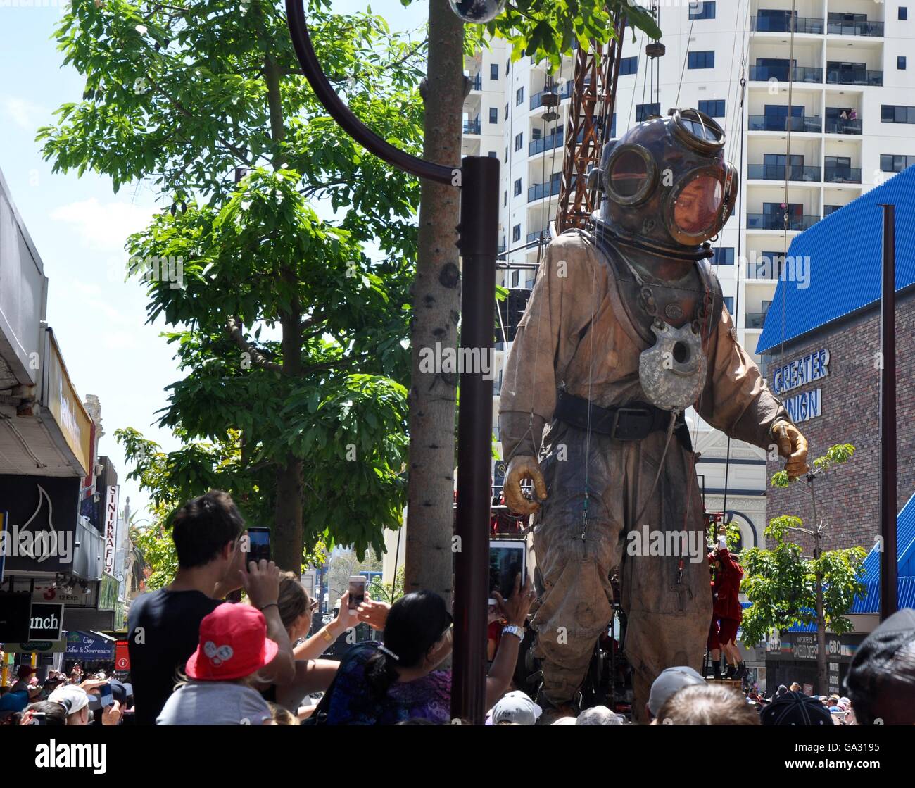 Perth, WA, Australien-Februar 13, 2015:Giant Taucher Marionette und Massen an die Reise des Riesen Arts Festival in Perth, Western Australia. Stockfoto