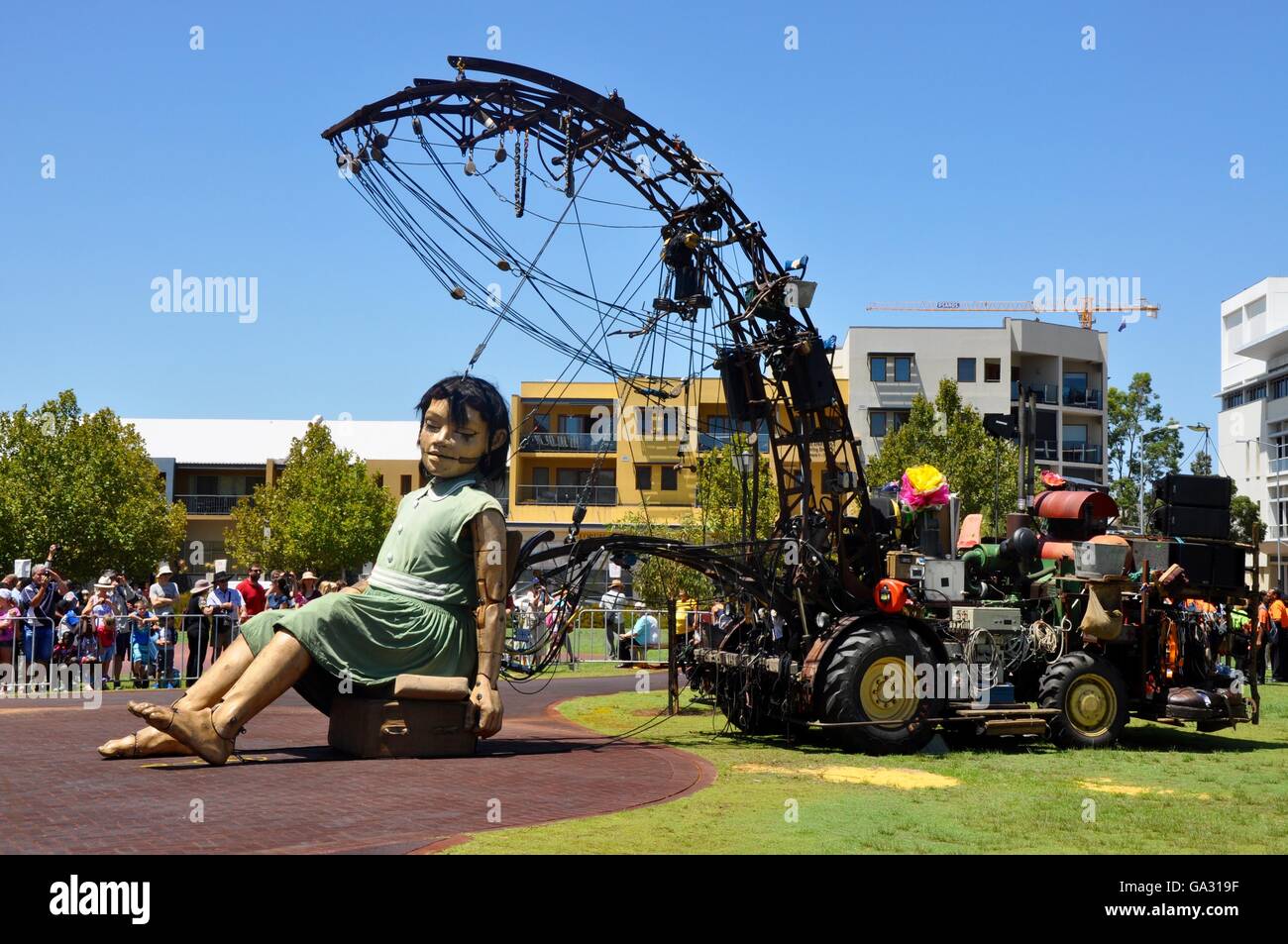 Perth, WA, Australien-Februar 13, 2015: kleines Mädchen Marionette und Zuschauer bei der Reise der Giganten in Perth, Western Australia. Stockfoto