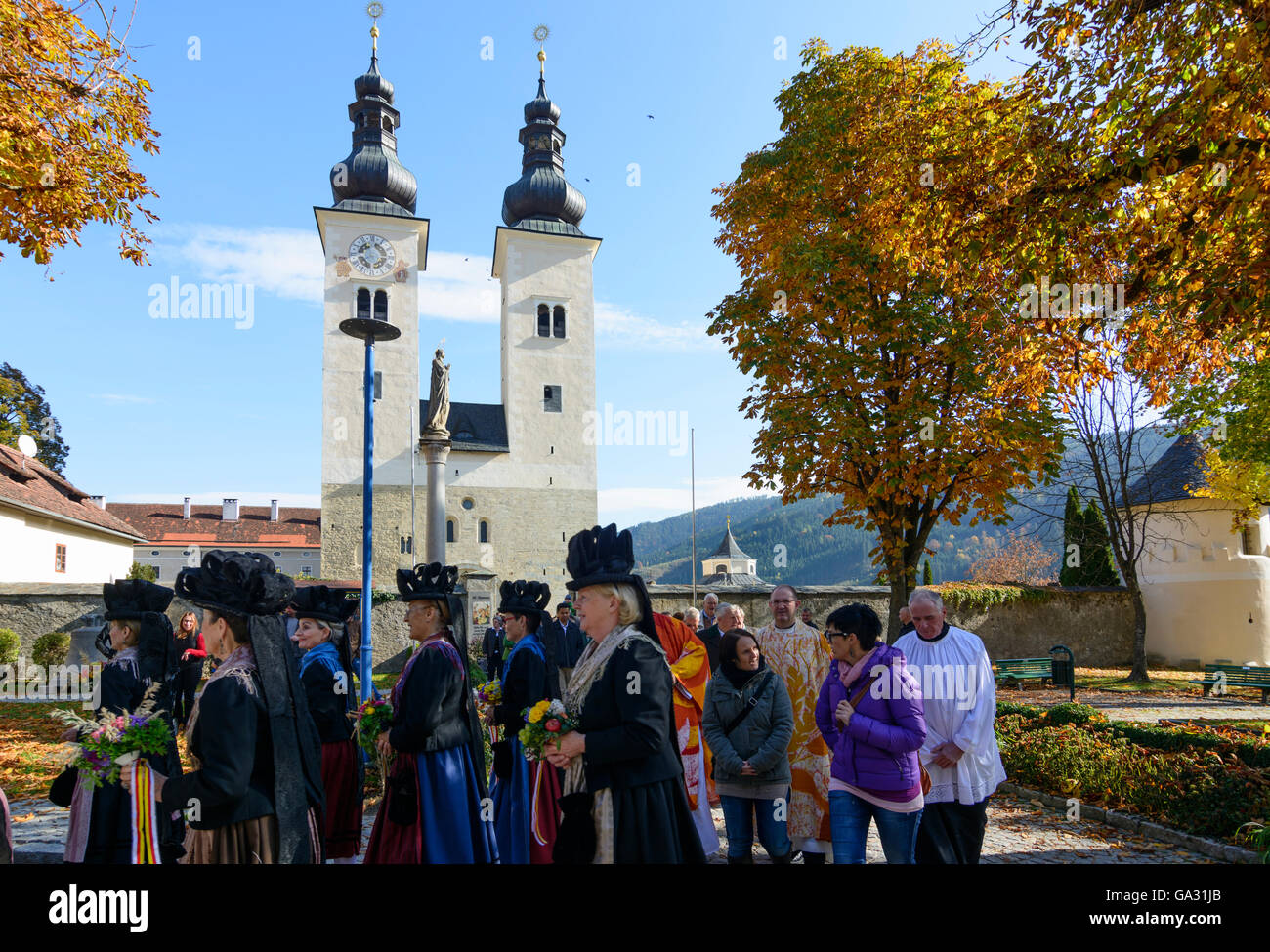 Gurker Dom: Prozession zum Erntedankfest, Frauen in Tracht, Gurk, Österreich, Kärnten, Carinthia, Stockfoto
