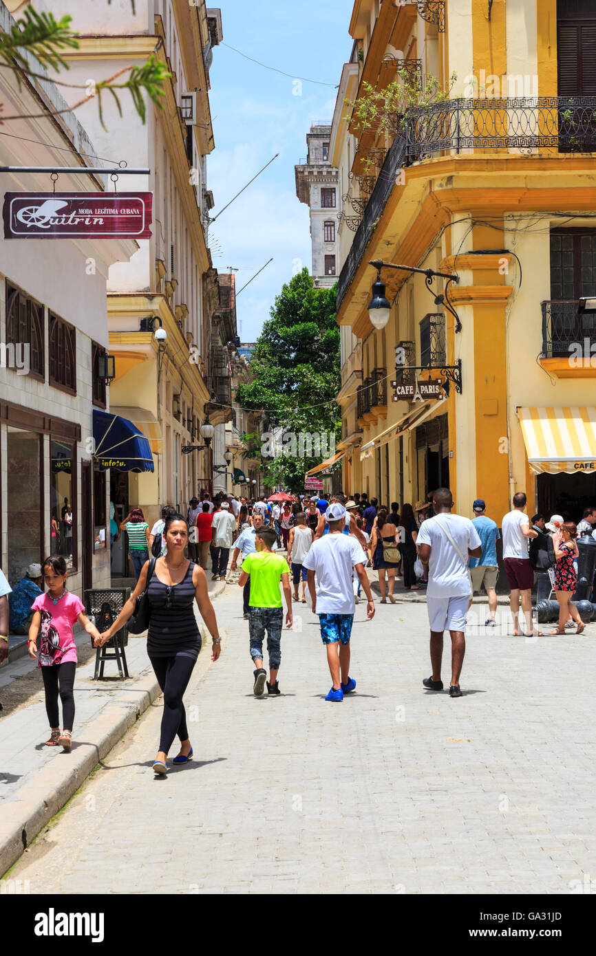 Havanna Straßenszene - Touristen und einheimischen Spaziergang und Shop in Calle Obrapia, La Habana Vieja, Alt-Havanna, Kuba Stockfoto