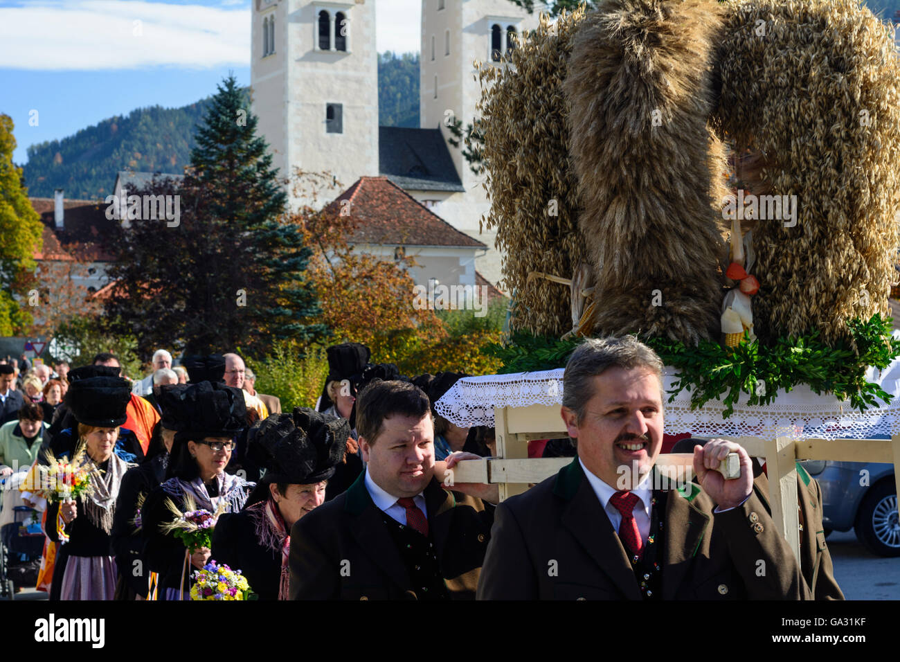 Prozession zum erntedankfest mit erntekrone -Fotos und -Bildmaterial in ...