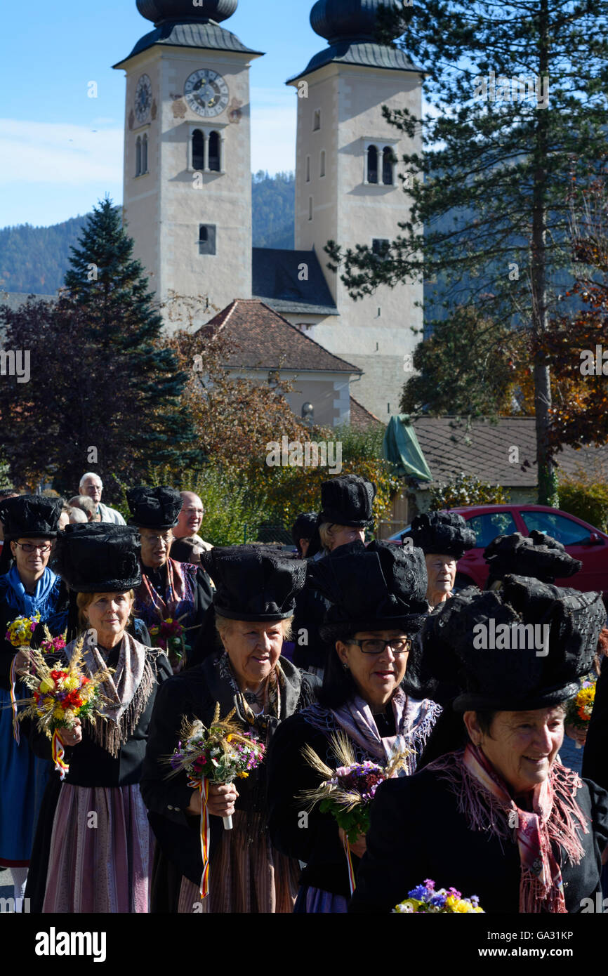 Gurker Dom: Prozession zum Erntedankfest, Frauen in Tracht, Gurk, Österreich, Kärnten, Carinthia, Stockfoto