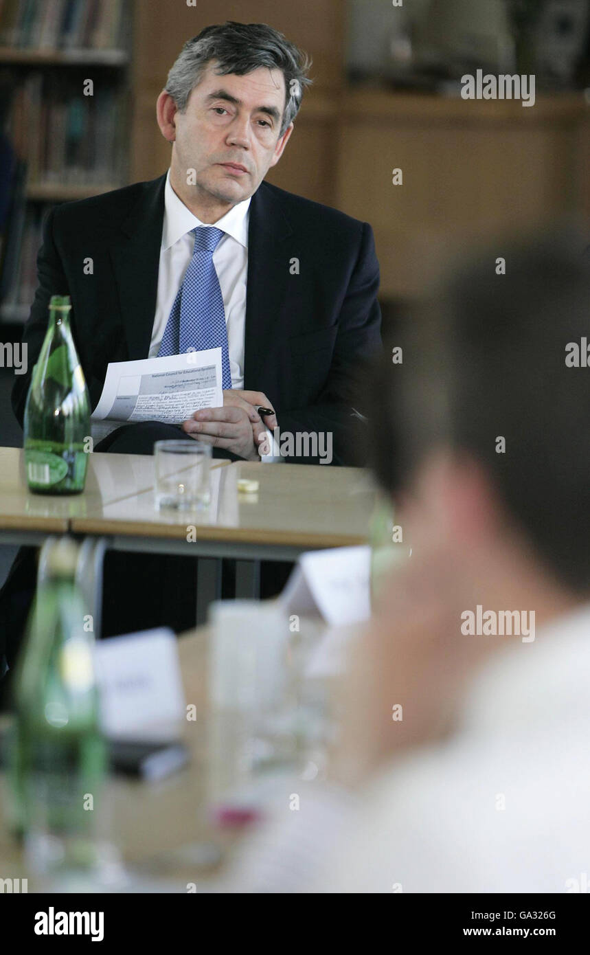 Der britische Premierminister Gordon Brown nimmt an der ersten Sitzung des National Council for Educational Excellence an der Morpeth Secondary School in East London Teil. Stockfoto