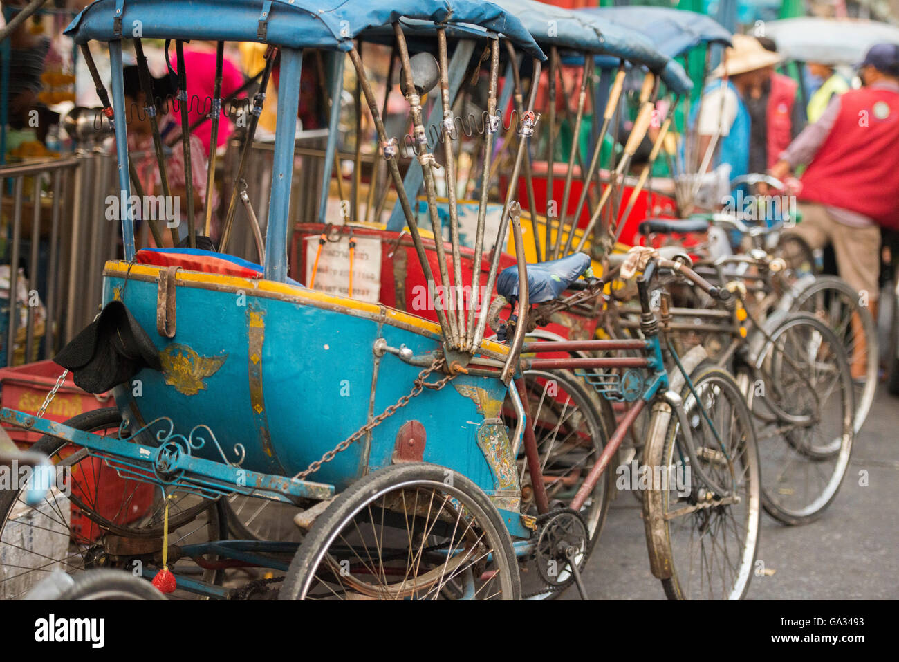 Fahrrad Ricksha Taxis am Morgen Markt in Nothaburi im Norden der Stadt von Bangkok in Thailand in Südostasien. Stockfoto