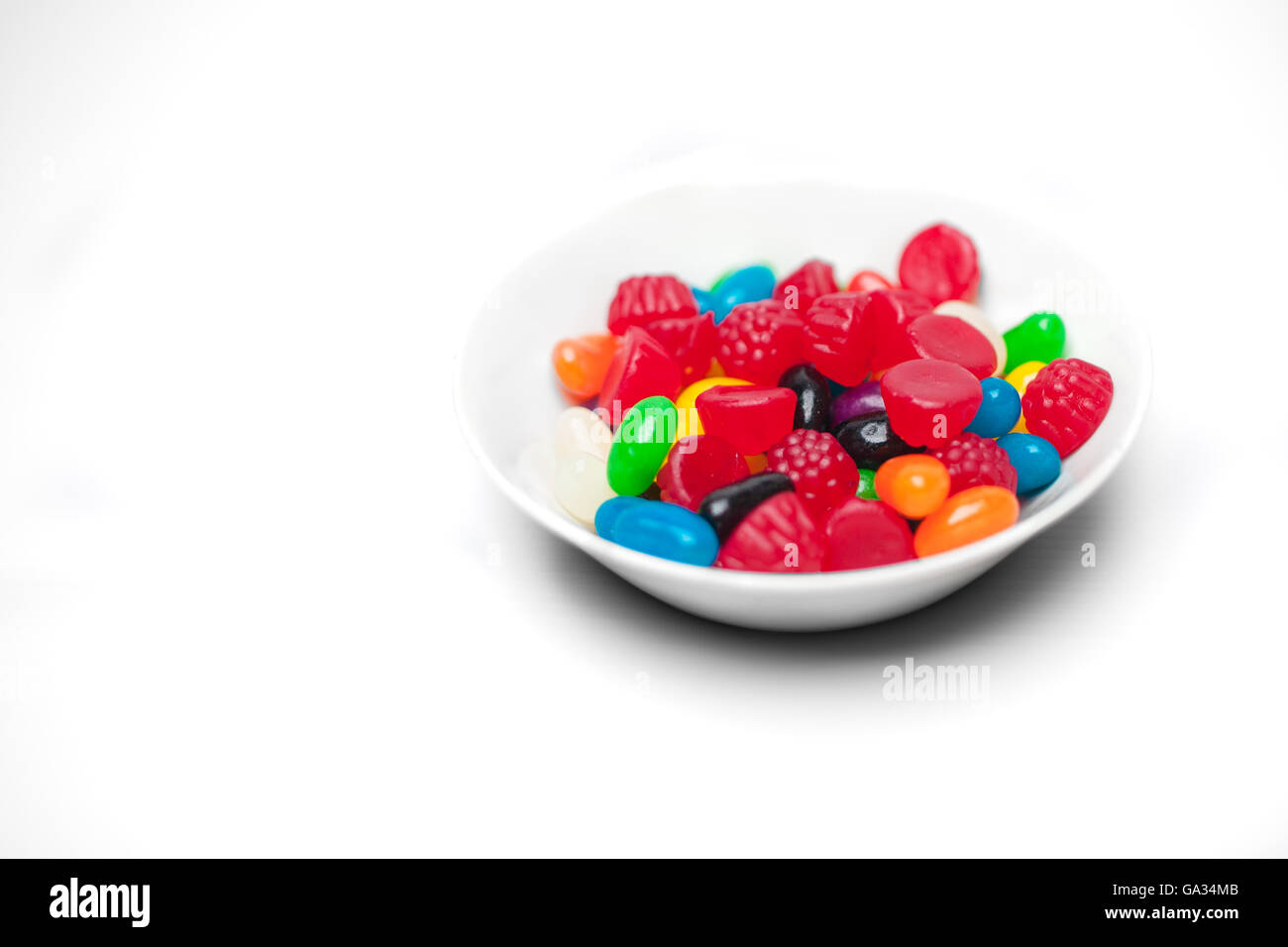 Nahaufnahme von einer Schüssel von Candy, isoliert auf weiss Stockfoto