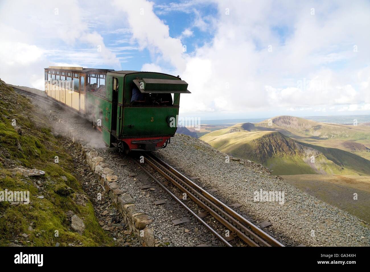 Dampfmaschine und Personenwagen auf Reise in Snowdon Mountain Railway, Snowdonia-Nationalpark, Gwynedd, Wales, UK GB Europe Stockfoto