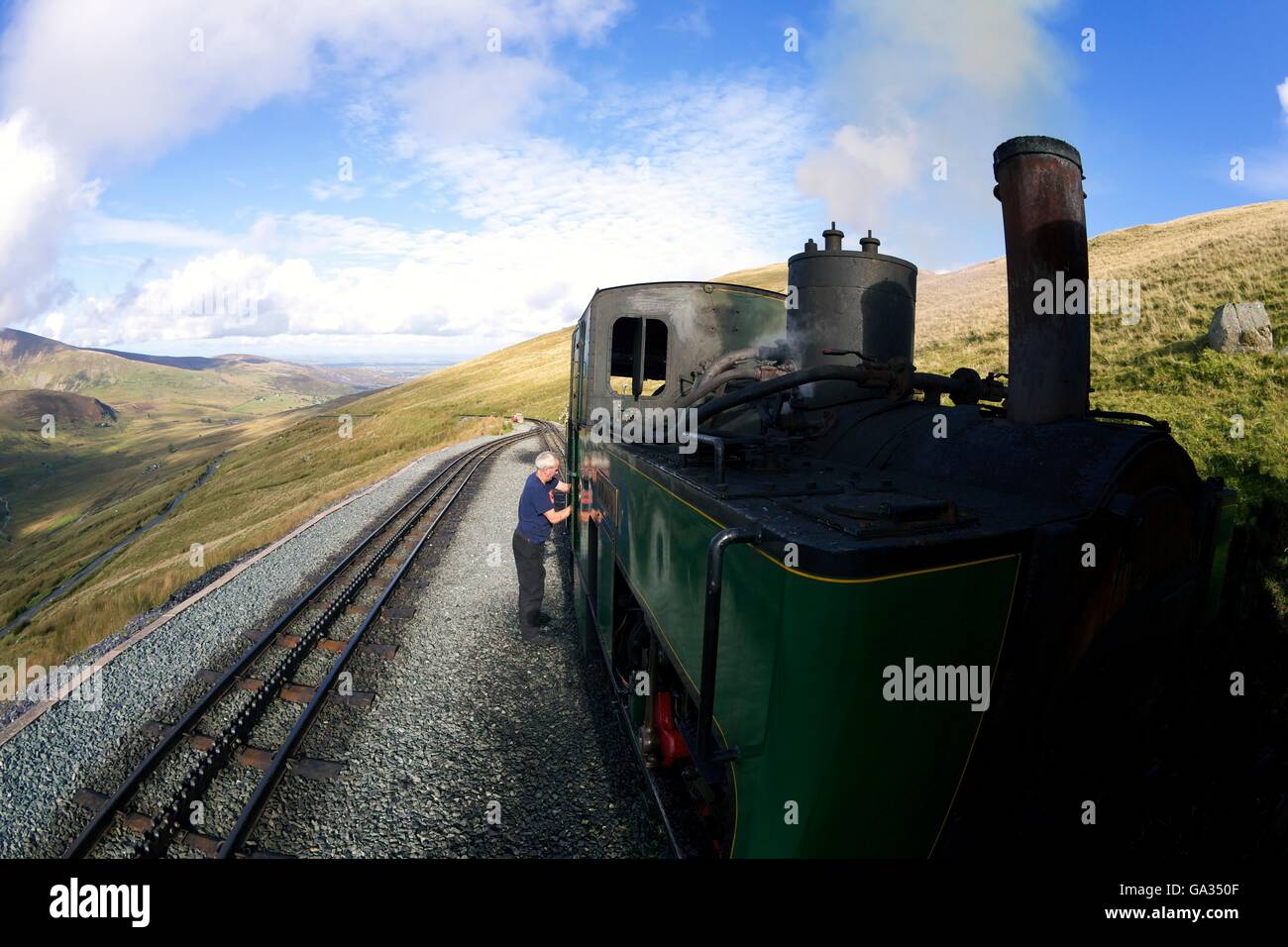Treiber der Dampfmaschine auf Fahrt auf Snowdon Mountain Railway, Snowdonia-Nationalpark, Gwynedd, Wales, UK, GB, Europa Stockfoto