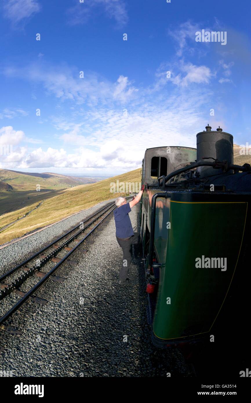 Fahrer steigt auf Dampfmaschine auf Fahrt auf Snowdon Mountain Railway, Snowdonia-Nationalpark, Gwynedd, Wales, UK, GB, Europa Stockfoto
