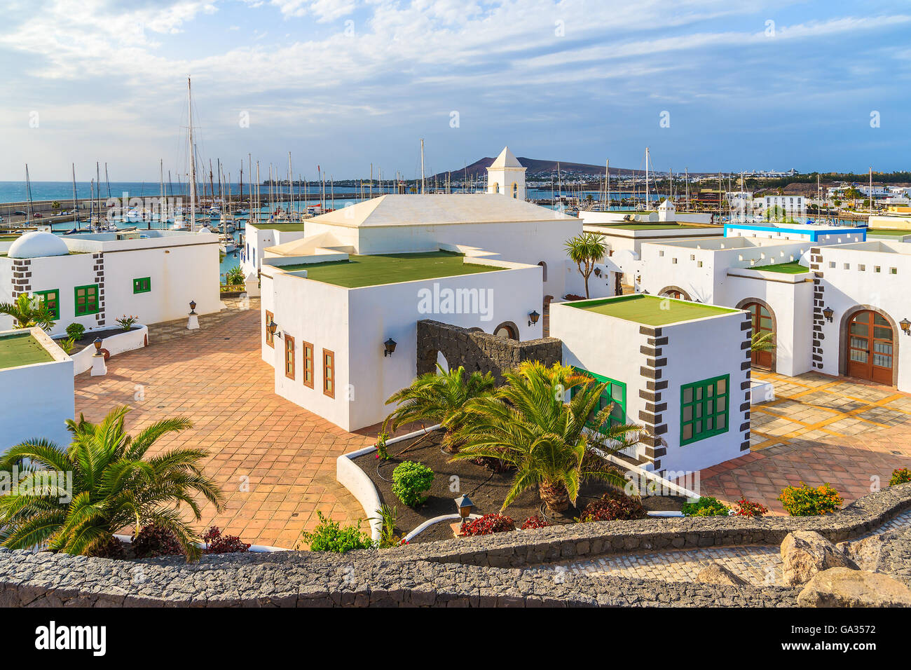 Quadrat mit typisch Kanarischen Häusern im Marina Rubicon, Insel Lanzarote, Spanien Stockfoto