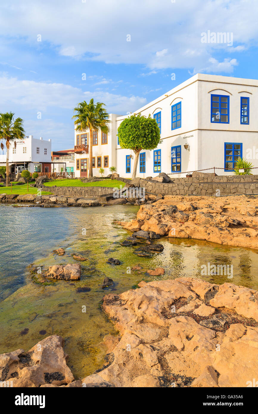 MARINA RUBICON, Insel LANZAROTE - 11. Januar 2015: typisch kanarische Häuser im Rubicon Hafen. Kanarischen Inseln sind beliebte Touristenziel wegen sonnigen tropischen Klima das ganze Jahr. Stockfoto