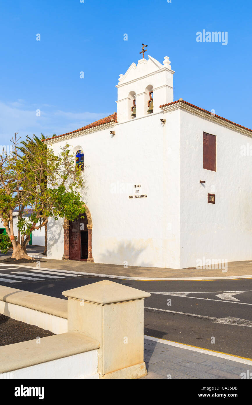 Weiße Kirche mit Inschrift am wall "Plaza de Los Remedios" bedeutet "Platz der Heilmittel" in Yaiza Dorf, Insel Lanzarote, Spanien Stockfoto