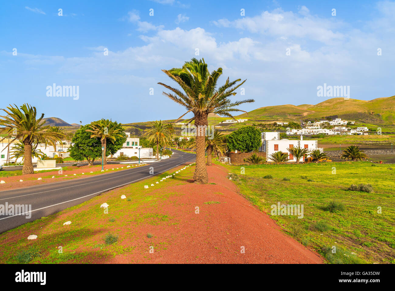 Straße zum Dorf Uga in tropische Landschaft der Insel Lanzarote, Spanien Stockfoto