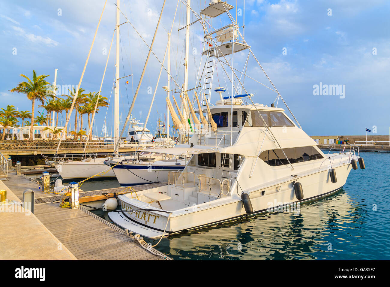 PUERTO CALERO MARINA, Insel LANZAROTE - 17. Januar 2015: Luxus-Boot im Hafen gebaut im karibischen Stil in Puerto Calero. Kanarischen Inseln sind ein beliebtes Segelrevier. Stockfoto