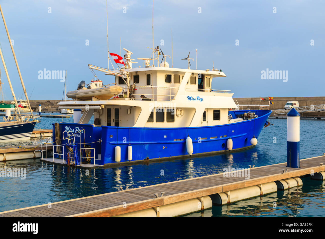 PUERTO CALERO MARINA, Insel LANZAROTE - 17. Januar 2015: Angelboot/Fischerboot im Hafen gebaut im karibischen Stil in Puerto Calero. Kanarischen Inseln sind ein beliebtes Segelrevier. Stockfoto
