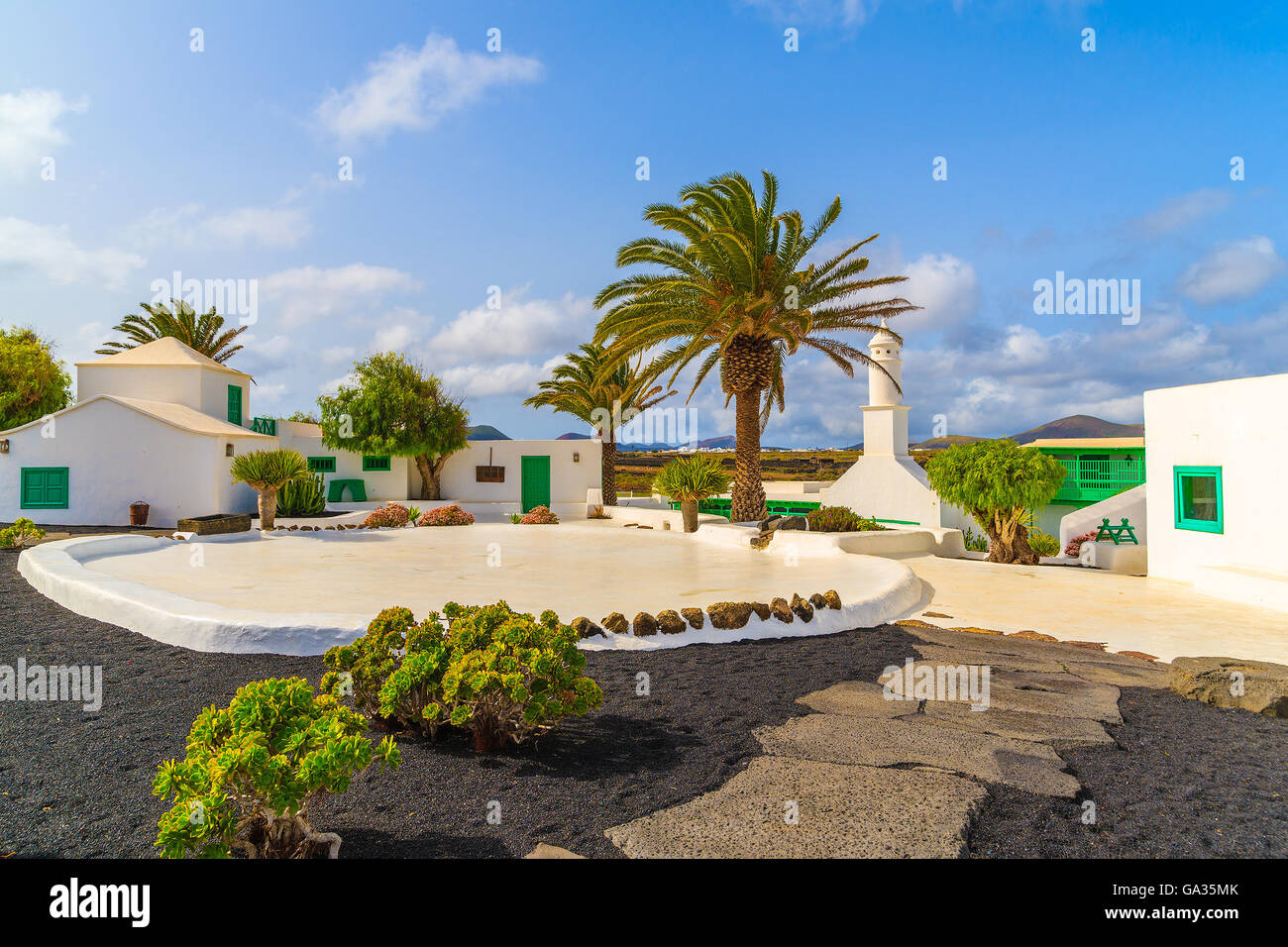 Typischen kanarischen Stil Gebäude und tropischen Pflanzen, El Campesino Dorf Insel Lanzarote, Spanien Stockfoto