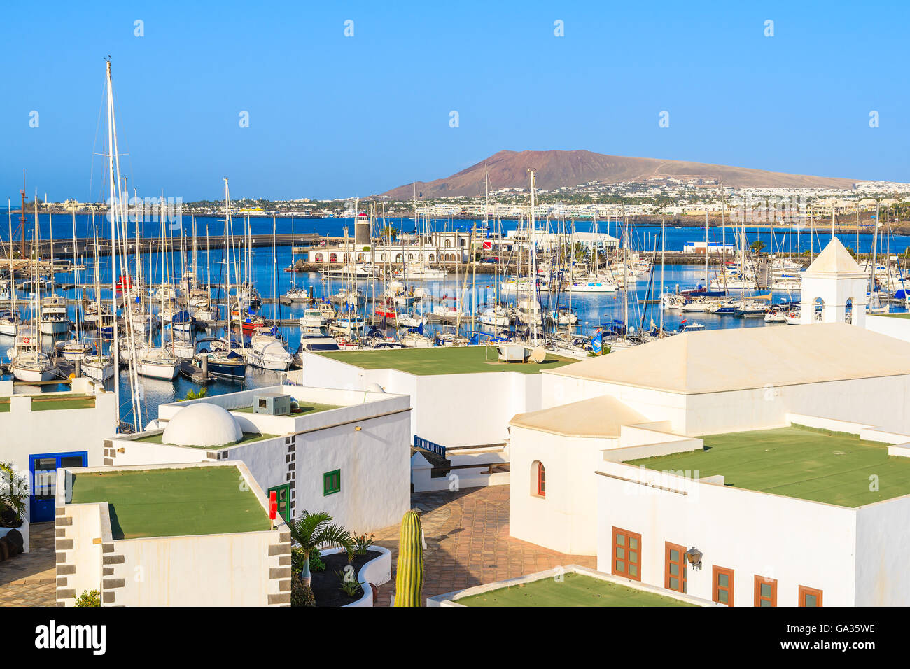 Blick auf Marina Rubicon und typisch kanarischen Stil Häuser in Playa Blanca Stadt, Insel Lanzarote, Spanien Stockfoto