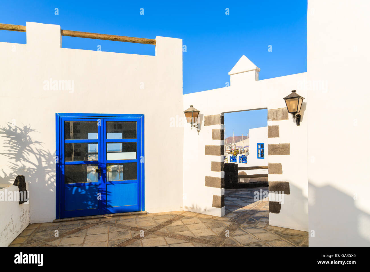 Weißen typischen kanarischen Stil Gebäude im Marina Rubicon, Insel Lanzarote, Spanien Stockfoto