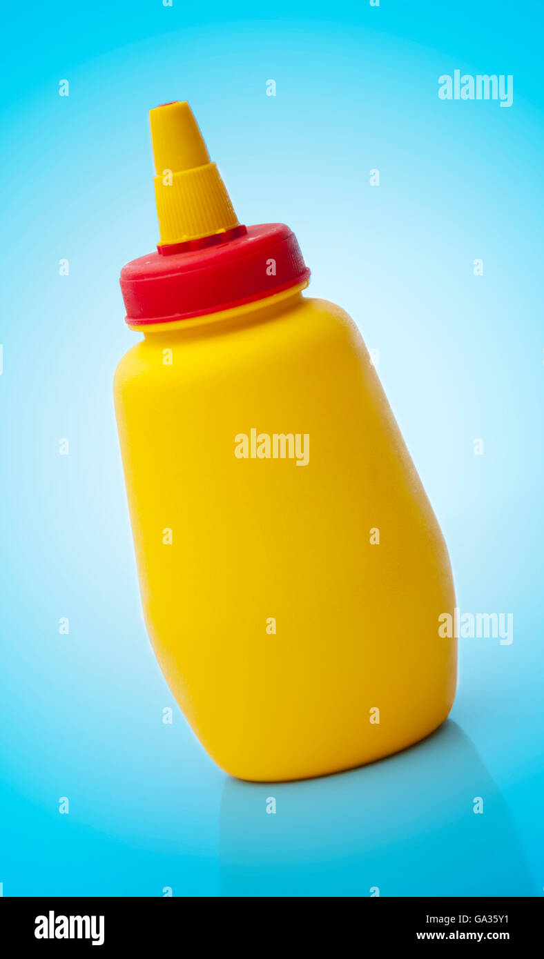 Gelben Senf Plastikflasche auf blau Stockfoto