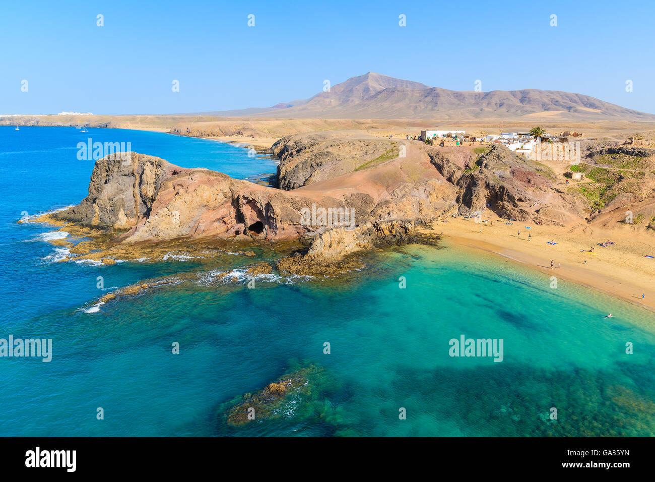Türkisfarbenes Meerwasser am Papagayo Strand, Lanzarote, Kanarische Inseln, Spanien Stockfoto