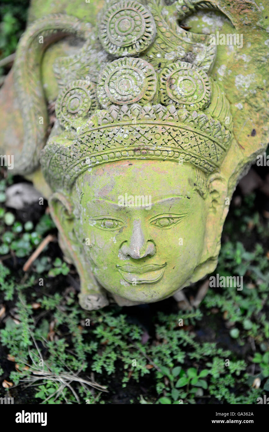 ein Garten und ein Buddha Terracotta von Herrn Ban Phor Linag Meuns Terracota Art in der Stadt Chiang Mai im Norden Thailands in Sou Stockfoto