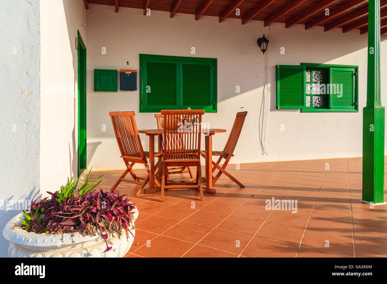 Insel LANZAROTE, Spanien - 15. Januar 2015: Innenhof des typischen weißen Haus mit grünen Türen und Fenstern in Las Brenas Dorf. Insel Lanzarote ist beliebter Ort um Wohnimmobilien Ferienimmobilien zu kaufen. Stockfoto
