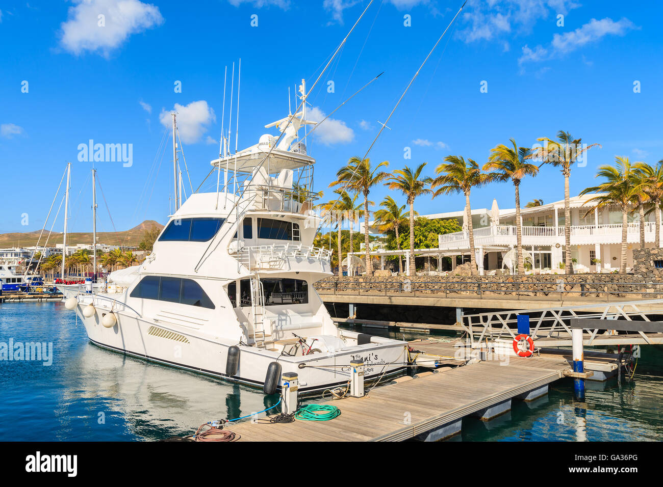 PUERTO CALERO MARINA, Insel LANZAROTE - 17. Januar 2015: Luxus-Boot im Hafen gebaut im karibischen Stil in Puerto Calero. Kanarischen Inseln sind ein beliebtes Segelrevier. Stockfoto