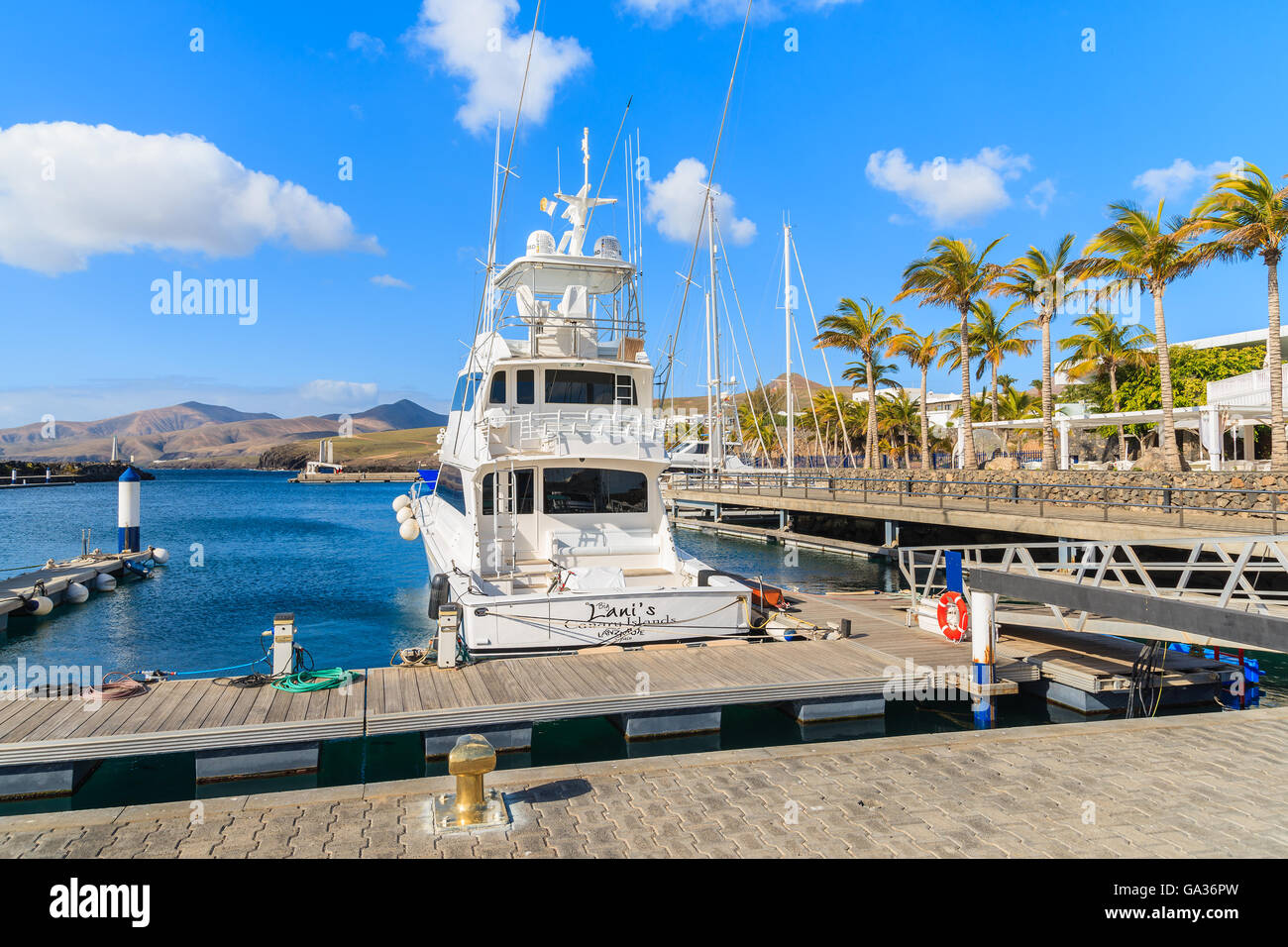 PUERTO CALERO MARINA, Insel LANZAROTE - 17. Januar 2015: Luxus-Boot im Hafen gebaut im karibischen Stil in Puerto Calero. Kanarischen Inseln sind ein beliebtes Segelrevier. Stockfoto