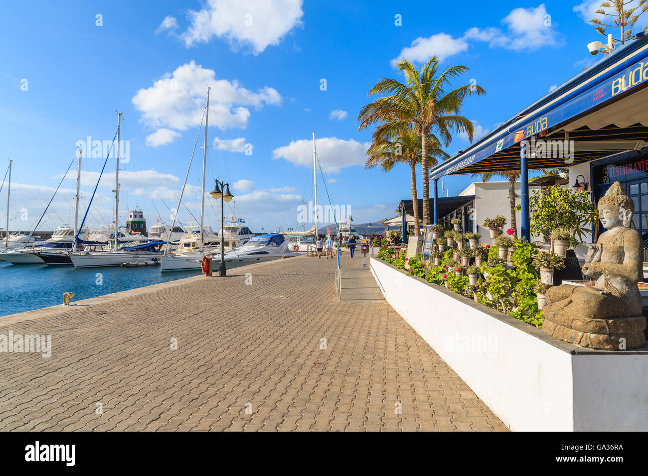 : PUERTO CALERO MARINA Insel LANZAROTE - 17. Januar 2015 Geschäfte und Restaurants in Puerto Calero Hafen im karibischen Stil erbaut. Viele Touristen verbringen Urlaub hier. Stockfoto